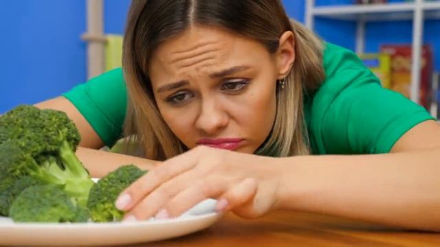 EATING ONLY ONE COLOR OF FOOD FOR 24 HOURS || Last To STOP Eating Wins! Pranks by 123 GO! CHALLENGE смотреть онлайн