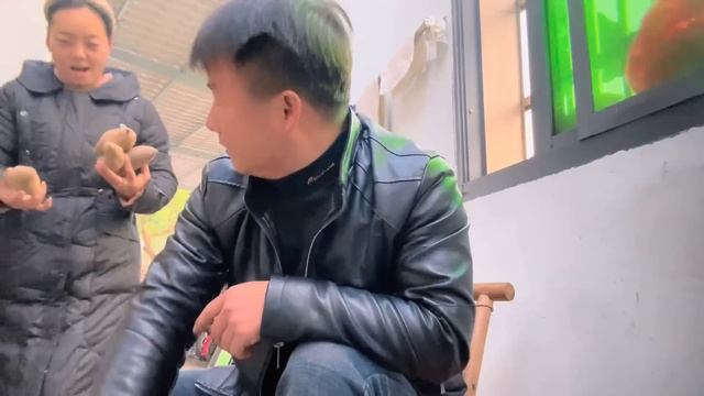 花32块钱买只鸡，用木炭慢烤3小时，一家人都说好吃，都没吃过瘾 смотреть онлайн