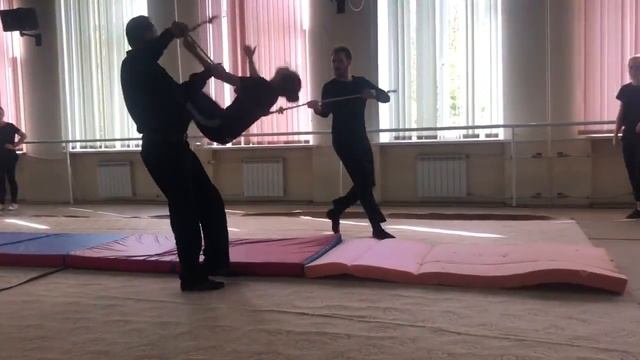 Рондат-фляк-сальто. Тройная дорожка. Первая проба. смотреть онлайн