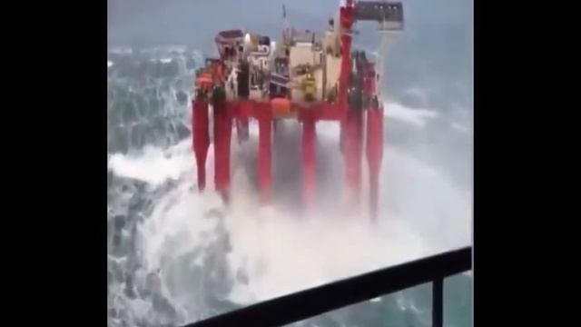 Нефтяная платформа в Северном море во время шторма. смотреть онлайн