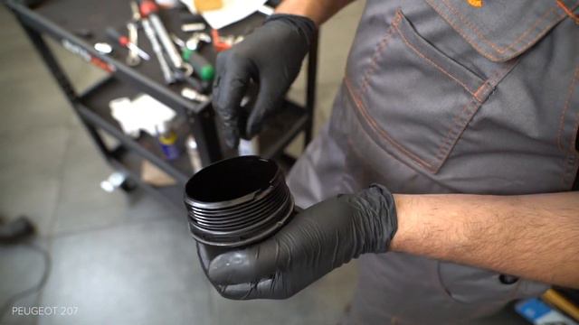 Как да сменим маслен филтър и моторно масло на PEUGEOT 207 [AUTODOC УРОК]