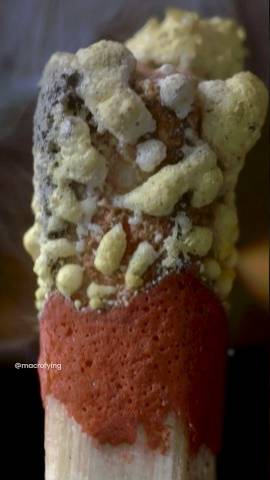 Спичка зажигается от трения о поверхность коробки. смотреть онлайн