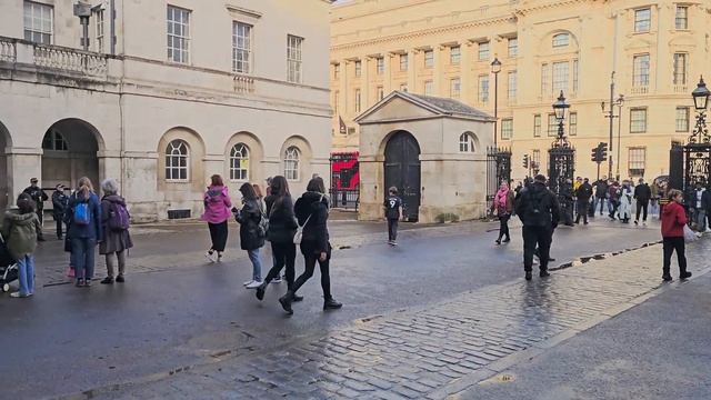 King's Horse HEADBUTTS a tourist, then nips him as the Guard tries not to laugh! смотреть онлайн