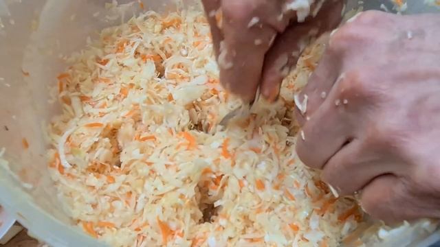 ВКУСНАЯ, ХРУСТЯЩАЯ, без уксуса и сахара, КВАШЕНАЯ КАПУСТА по рецепту ДЕДУШКИ. Простой рецепт капуст смотреть онлайн