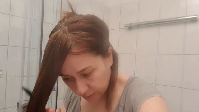 Делаю сама себе стрижку Каскад, чистку волос от темной краски. смотреть онлайн