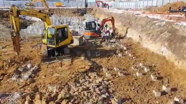 работа в паре ,8 тн хундай с молотом и хитачи 4 тн узким ковшом свайное поле смотреть онлайн