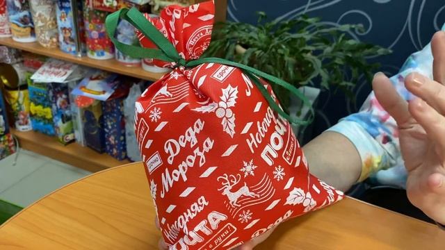 Мешочек из спанбонда красный - сладкий детский Новогодний подарок в рюкзаках, мешках и сумках смотреть онлайн