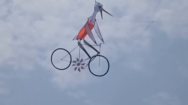 Воздушный змей "Аист на велосипеде" смотреть онлайн