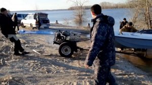 Мотоблок Муравей тянет лодку из воды.