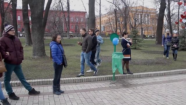 Молодежь устроила танцы посреди парка Шевченко! смотреть онлайн