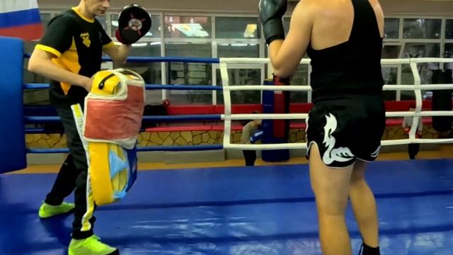 Кикбоксинг. Базовые связки рука-нога (диагонали) на снарядах.