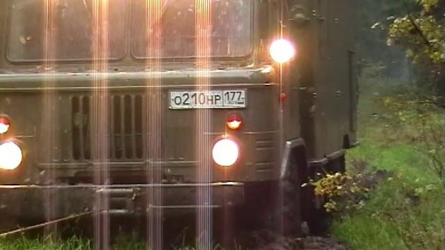 ГАЗ 66 на лебедке через заболоченный участок смотреть онлайн