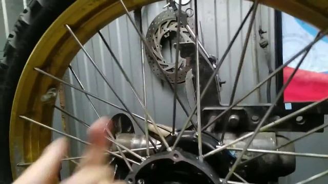 натяжка спиц, ремонт колеса. убираем восьмёрку на бескамерном колесе. KTM adventure. смотреть онлайн