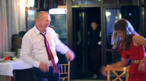 Танец из к/ф Криминальное чтиво. Друзья танцуют на свадьбе.