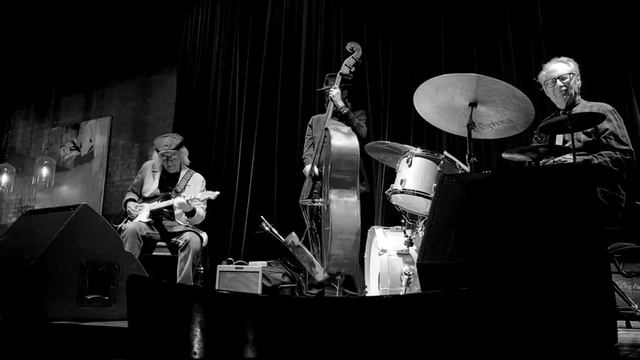 Parisota Power Trio performing Henry Mancini's classic film noir theme "Experiment in Terror" смотреть онлайн