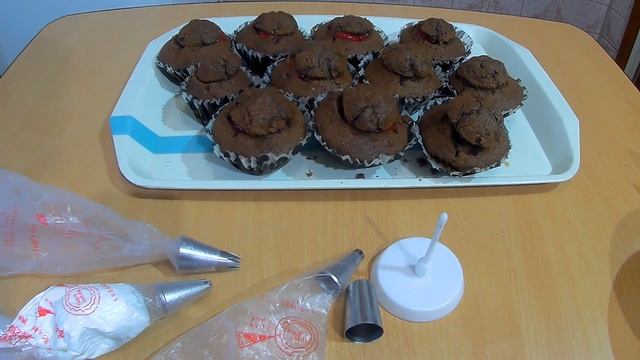 ШОКОЛАДНЫЕ КЕКСЫ / Рецепт МАСЛЯНОГО БИСКВИТА / Цветы из БЕЛКОВОГО КРЕМА МАСТЕР КЛАСС Olya kondite смотреть онлайн