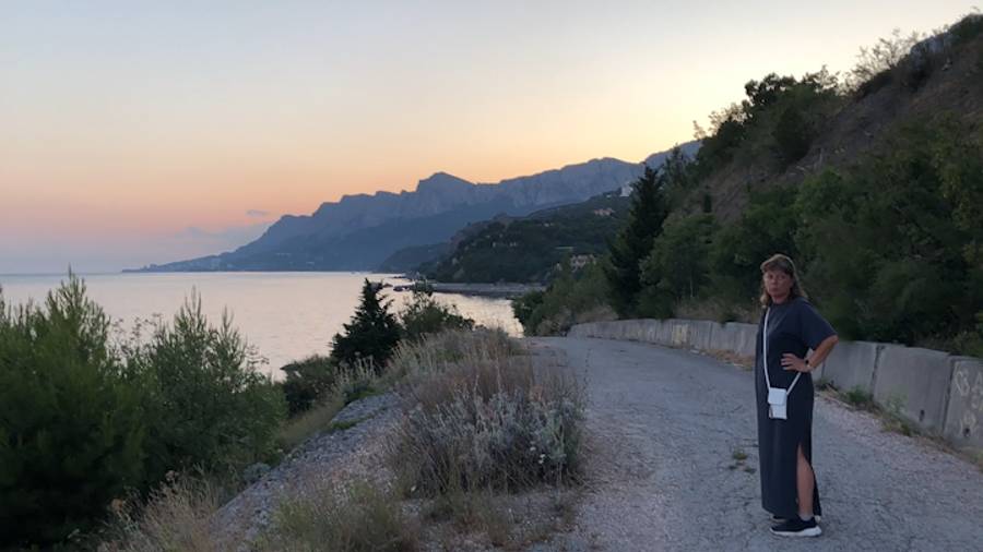 По Крыму пешком к скале Шлем и по пляжам, дорогам и набережной Кастрополя смотреть онлайн