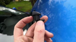 Процесс демонтажа и монтажа новых форсунок омывателя лобового стекла.