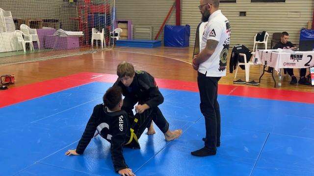 Бой BJJ в Gi серые/желтые пояса, до 62 кг. Никита Авдеев (R) vs Рамиль Сеттаров "Rock&Rolling17" смотреть онлайн