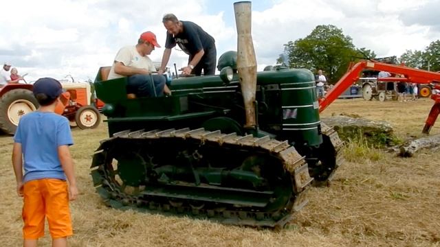 Rare antique tractor, Fowler Field Marshall Crawler startup смотреть онлайн