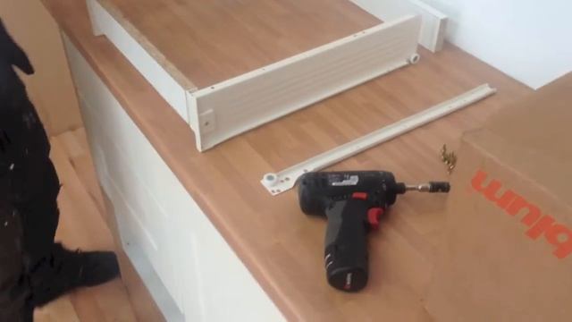 Blum INTERNAL Metabox - Shallow Kitchen Drawer Box - 1 Of 2   Assemble The Drawer Box