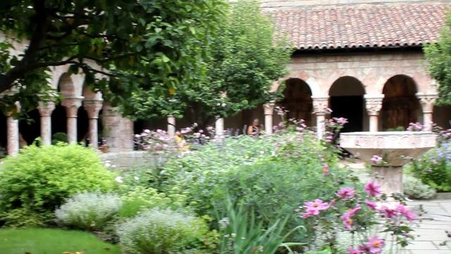 Scene from the Courtyard of the Cloisters Museum in New York City смотреть онлайн