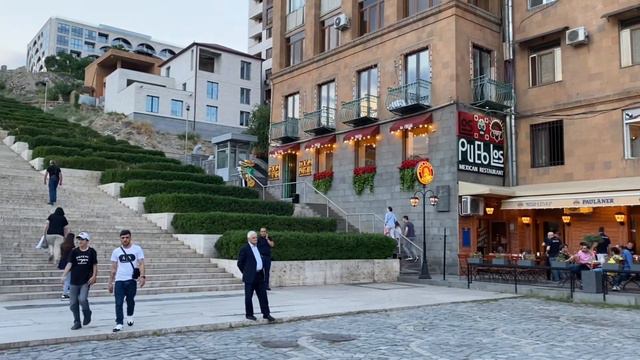 Вечерняя прогулка по Еревану смотреть онлайн