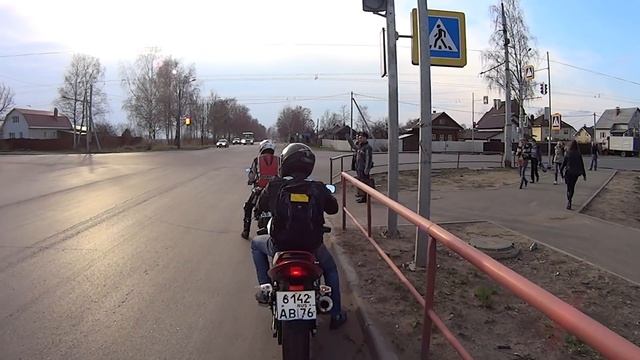 Весёлый мужик даёт отмашку со светофора, Рыбинск смотреть онлайн