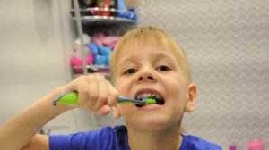 Как чистить зубы ребенку детям Как научить ребенка чистить зубы