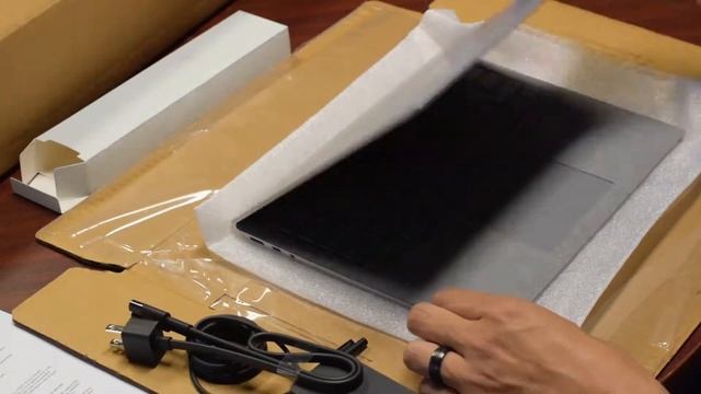 Unboxing Microsoft Surface Laptop Platinum i5 7th Gen Renewed смотреть онлайн