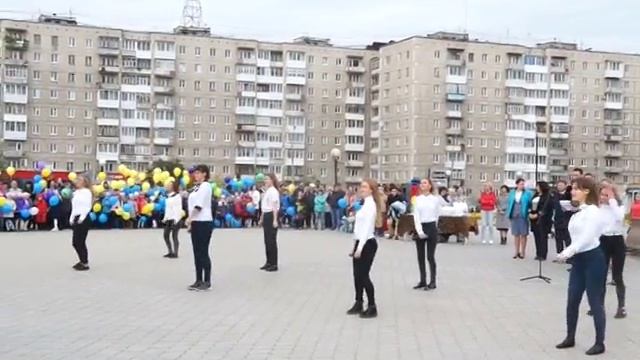 Больше тысячи первоклашек запустили в небо воздушные шары с заветными мечтами смотреть онлайн