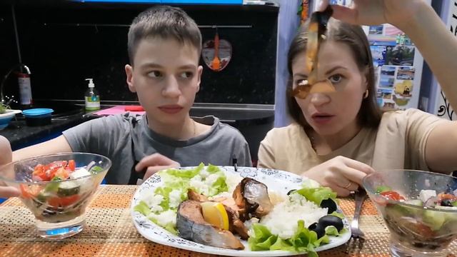 МУКБАНГ ЗАПЕЧЁННАЯ РЫБА/РИС/ГРЕЧЕСКИЙ САЛАТ/MUKBANG BAKED FISH/RICE/ GREEK SALAD смотреть онлайн