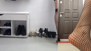 Примерка парнем чулков в сетку / Try on haul fishnet stockings by a guy