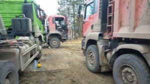 Готовим перед рейсом самосвалы Шакман и Ман.