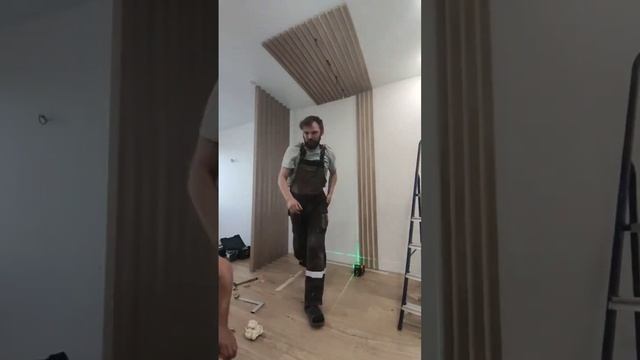 на кухне рейки на потолке, рейки на стене и перегородка из бруса у стола смотреть онлайн