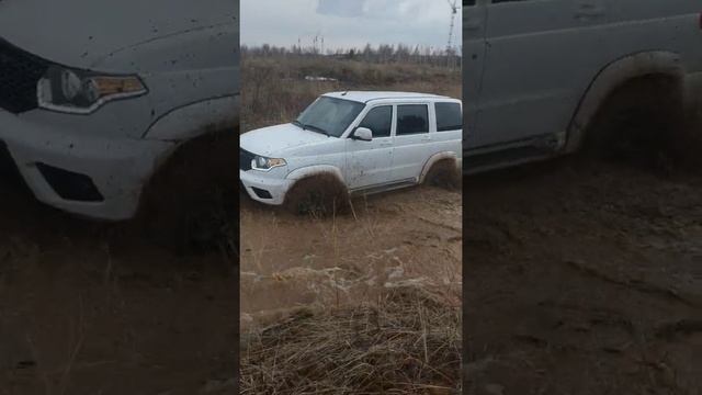 Уаз Патриот автомат первая лужа..mp4 смотреть онлайн