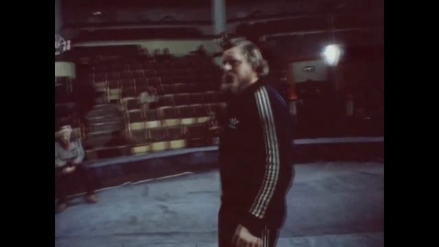 Валентин Дикуль подъём машины 1250кг. Фрагмент из д/ф "Пирамида" смотреть онлайн
