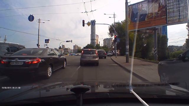 AA1867MA - проезд на красный свет с выездом на тротуар смотреть онлайн