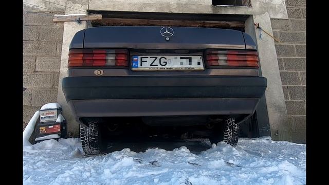 Mercedes 190 W201 2.0 Diesel without an exhaust sounds like a Muscle Car. Pure diesel engine sound! смотреть онлайн