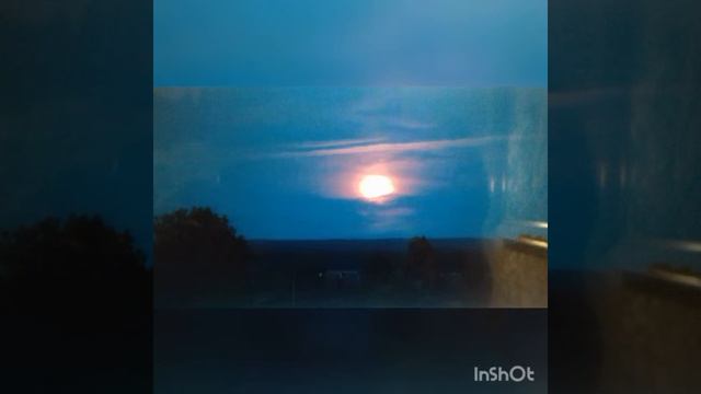 Месяц смотрит мордой красной.... смотреть онлайн