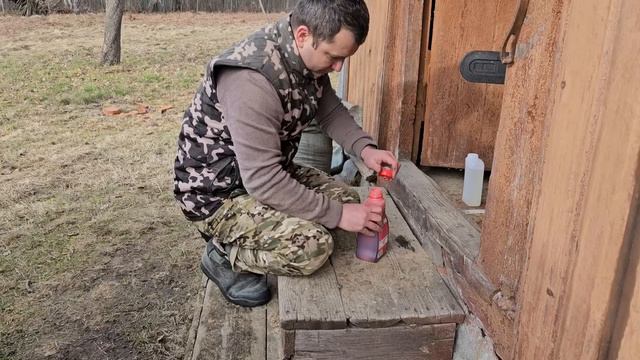 Дом на хуторе еще не отремонтирован, а спальня в сарае уже стоит