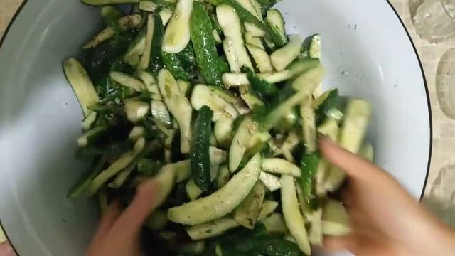 Острые огурцы четвертинками на зиму смотреть онлайн