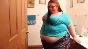 ОЧЕНЬ КЛАССНАЯ ЖИРНАЯ ДЕВУШКА ВЗВЕШИВАЕТСЯ