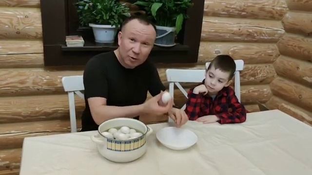 Простой способ, как можно быстро почистить много куриных яиц. смотреть онлайн