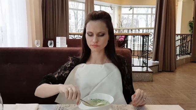 Как есть за столом, чтобы испортить первое впечатление о себе.