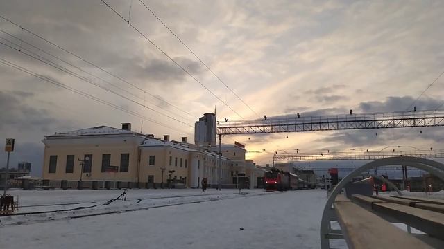 ЭП20 с поездом № 8952 сообщением Тверь - Иркутск отправляется с станции Екатеринбург-Пассажирский. смотреть онлайн