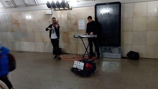 Музыканты исполняют вечный суперхит "Palladio". смотреть онлайн