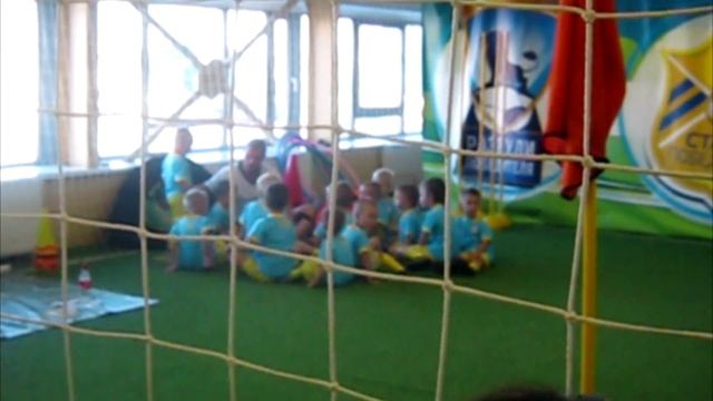 Игра в футбол в детском центре Footyball (спортивная секция для детей). Learning to play football смотреть онлайн
