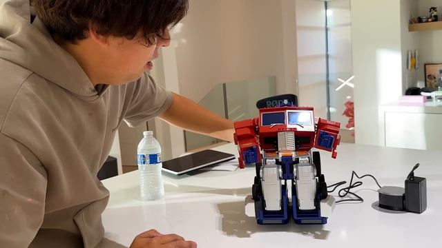 This Transformers Optimus Prime transforms by Itself! Ryan's World смотреть онлайн