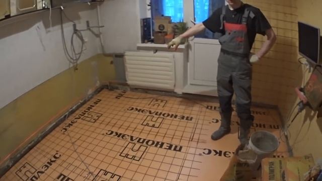 Начали ремонт на кухне. Ломаем деревянный пол, готовим стяжку под плитку. смотреть онлайн